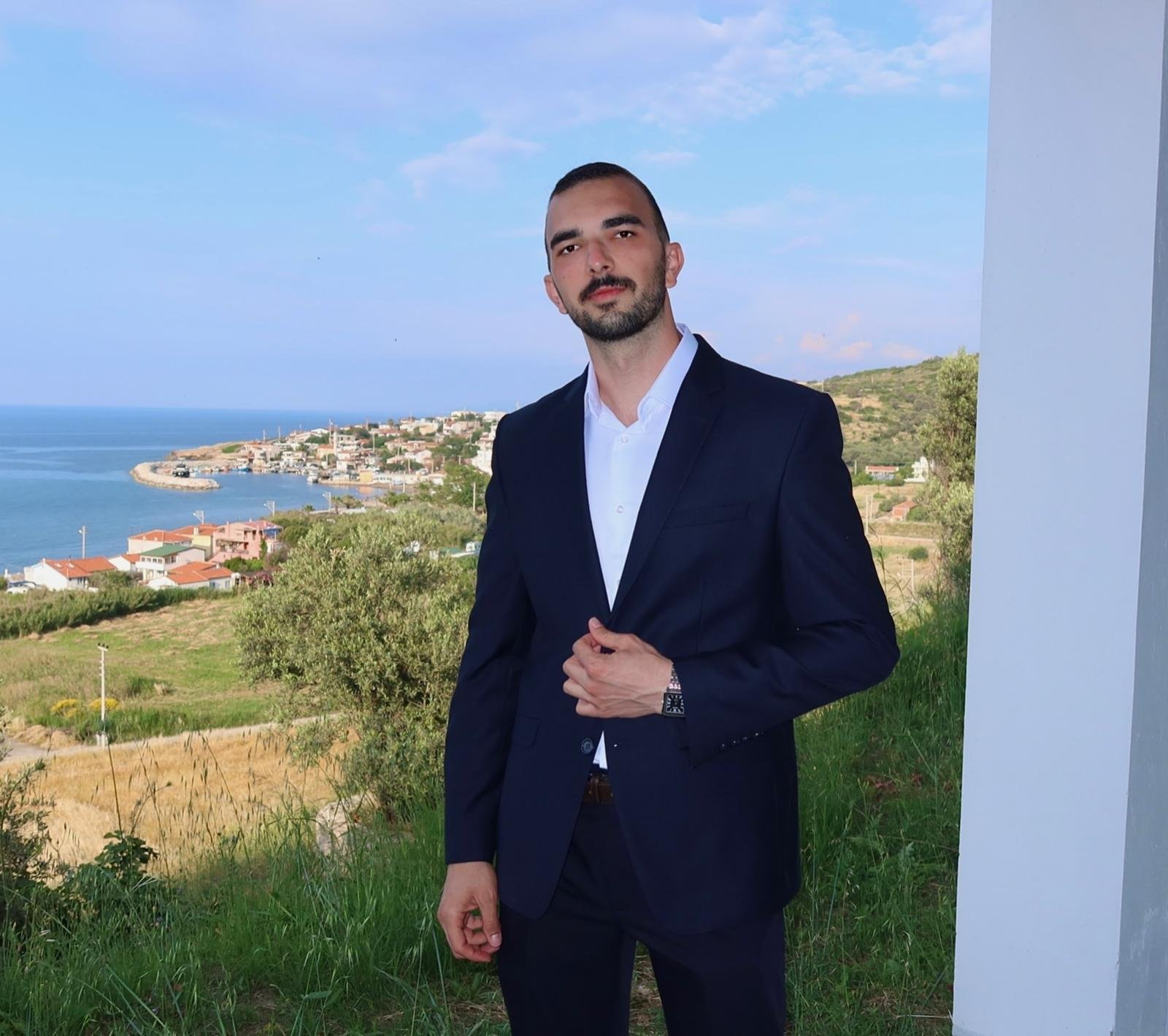 Altura Turco kurucusu, İzmir'de lacivert takım elbise ile